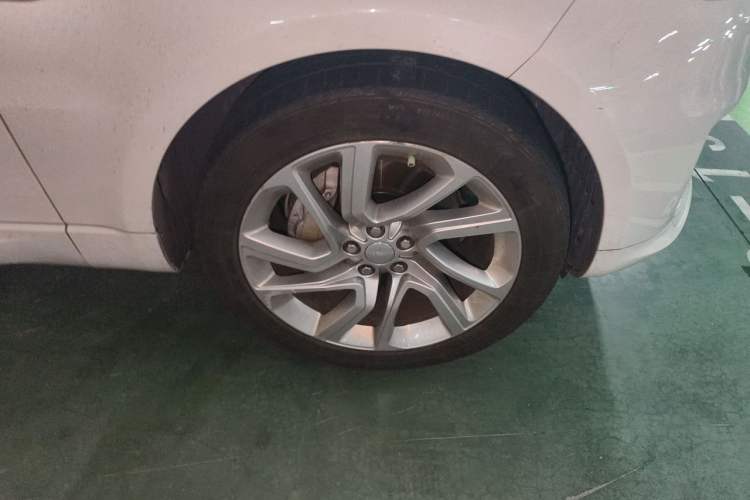 Used Land Rover Range Sport 2019 3.0 L6 HSE DYNAMIC Right Front Wheel Hub