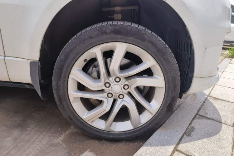 Used Land Rover Range Sport 2019 3.0 L6 HSE DYNAMIC Right Front Wheel Hub