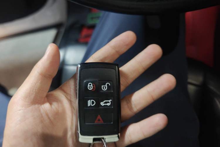 Used Land Rover Range Sport 2019 3.0 L6 SE Vehicle Key