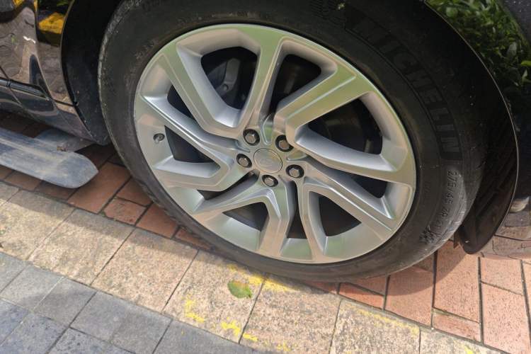 Used Land Rover Range Sport 2020 3.0 L6 HSE DYNAMIC Right Front Wheel Hub