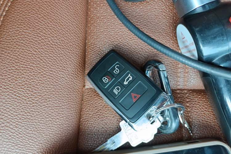 Used Land Rover Range Sport 2020 3.0 L6 SE Vehicle Key