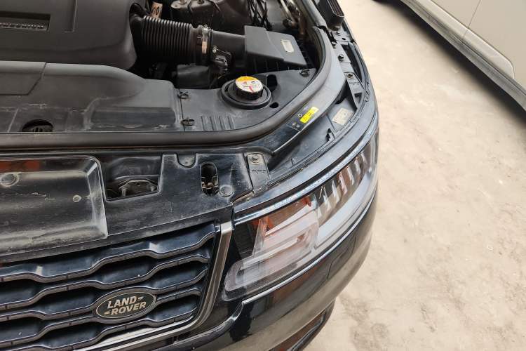 Used Land Rover Range Sport 2020 3.0 L6 HSE DYNAMIC Engine Bay Left