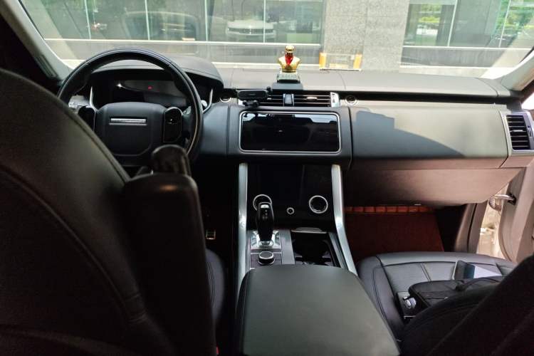 Used Land Rover Range Sport 2020 3.0 L6 HSE DYNAMIC Center Console