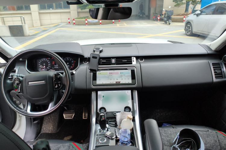 Used Land Rover Range Sport 2020 3.0 L6 SE Center Console