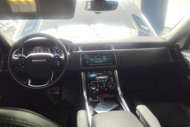 Used Land Rover Range Sport 2020 3.0 L6 SE Center Console