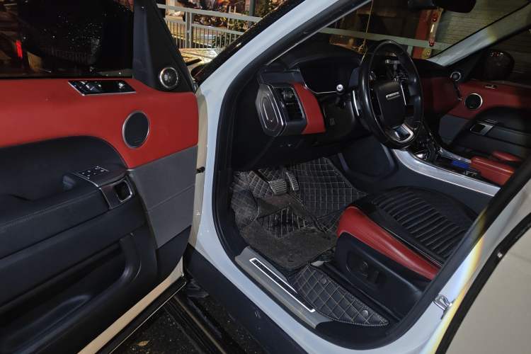 Used Land Rover Range Sport 2020 3.0 L6 HSE DYNAMIC Interior 3