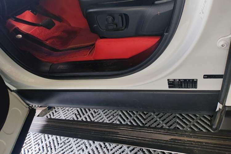Used Land Rover Range Sport 2020 3.0 L6 SE Left Side Sill
