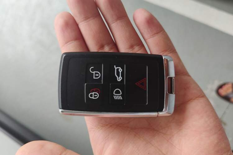 Used Land Rover Range Sport 2020 3.0 L6 SE Vehicle Key