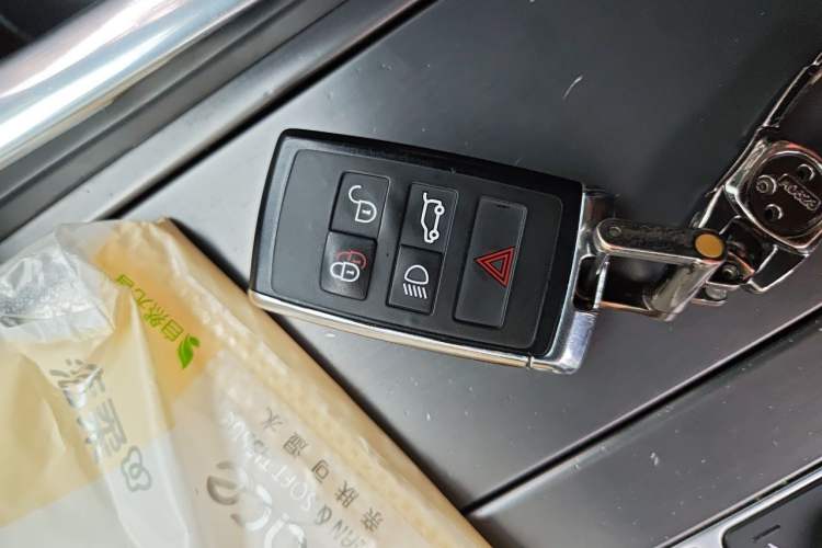 Used Land Rover Range Sport 2020 3.0 L6 SE Vehicle Key