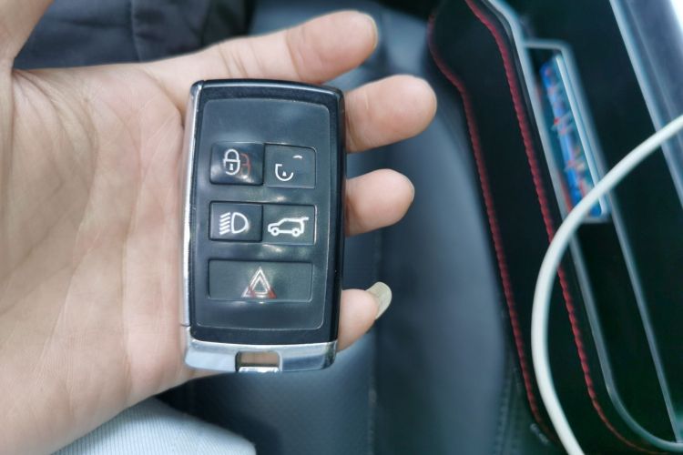 Used Land Rover Range Sport 2020 3.0 L6 SE Vehicle Key