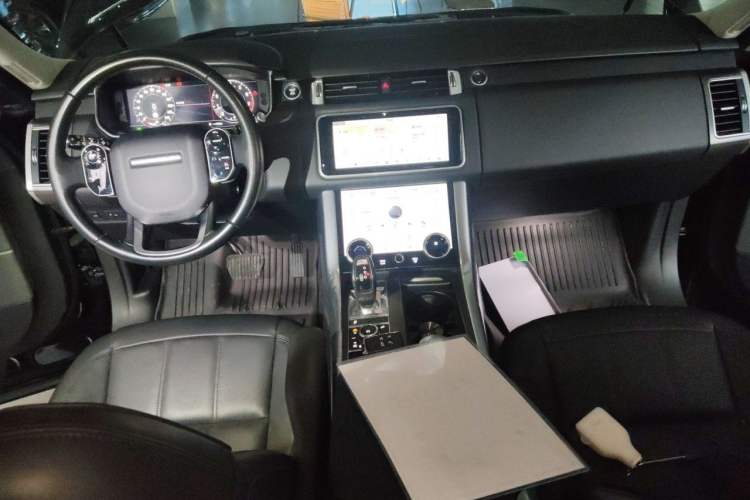 Used Land Rover Range Sport 2021 3.0 L6 SE Center Console