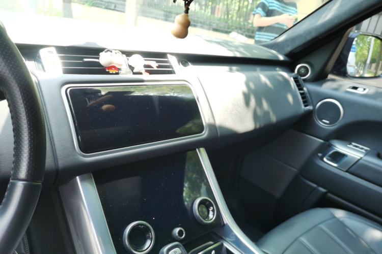 Used Land Rover Range Sport 2021 3.0 L6 SE Center Console
