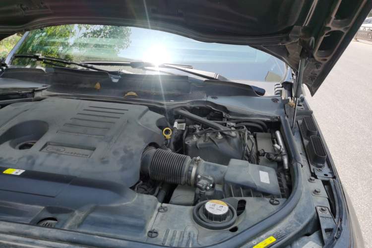 Used Land Rover Range Sport 2021 3.0 L6 SE Engine Bay Left