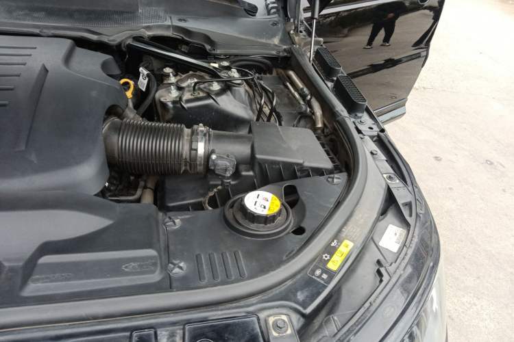 Used Land Rover Range Sport 2021 3.0 L6 YAO Black Edition Engine Bay Left