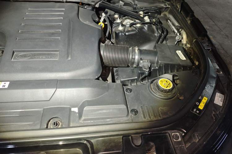 Used Land Rover Range Sport 2021 3.0 L6 YAO Black Edition Engine Bay Left