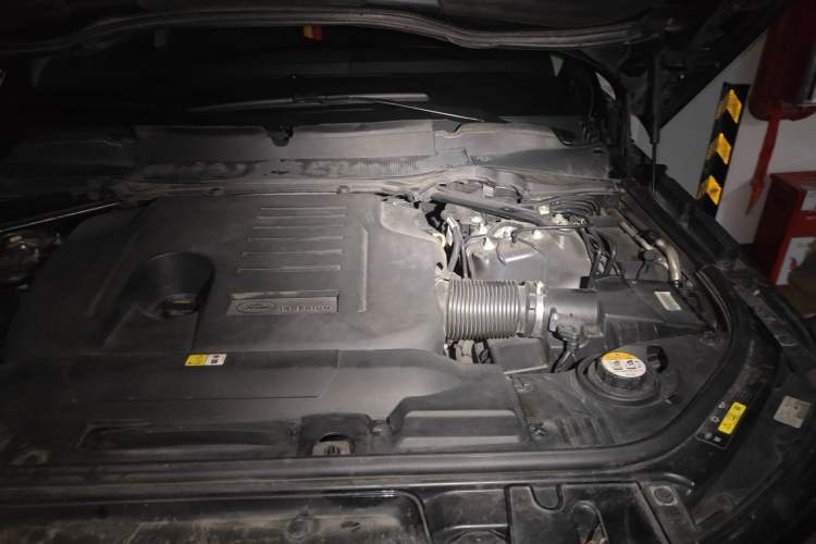 Used Land Rover Range Sport 2021 3.0 L6 SE Engine Bay Left