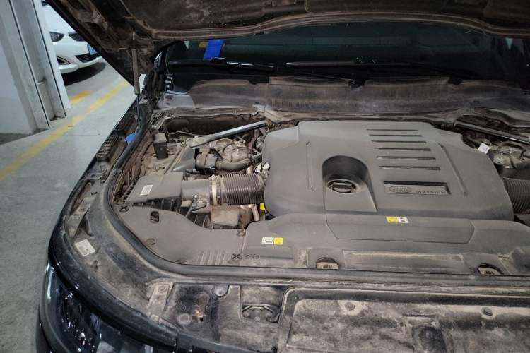 Used Land Rover Range Sport 2021 3.0 L6 YAO Black Edition Engine Bay Right