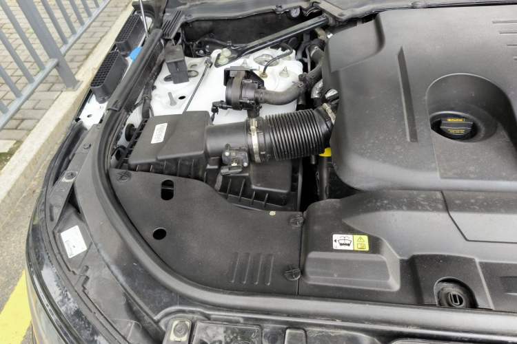 Used Land Rover Range Sport 2021 3.0 L6 YAO Black Edition Engine Bay Right
