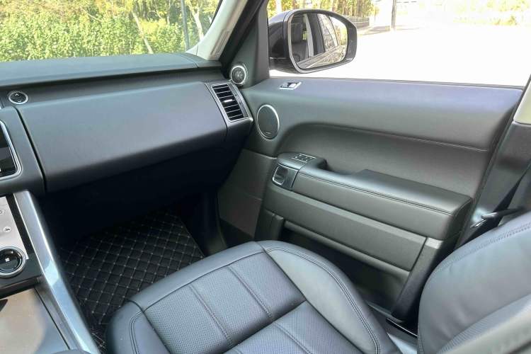 Used Land Rover Range Sport 2021 3.0 L6 SE Interior 5
