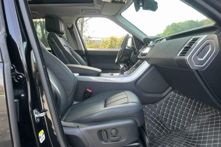 Used Land Rover Range Sport 2021 3.0 L6 SE Interior 9