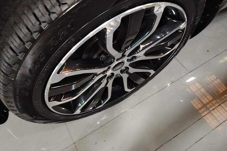 Used Land Rover Range Sport 2021 3.0 L6 YAO Black Edition Left Front Wheel Hub