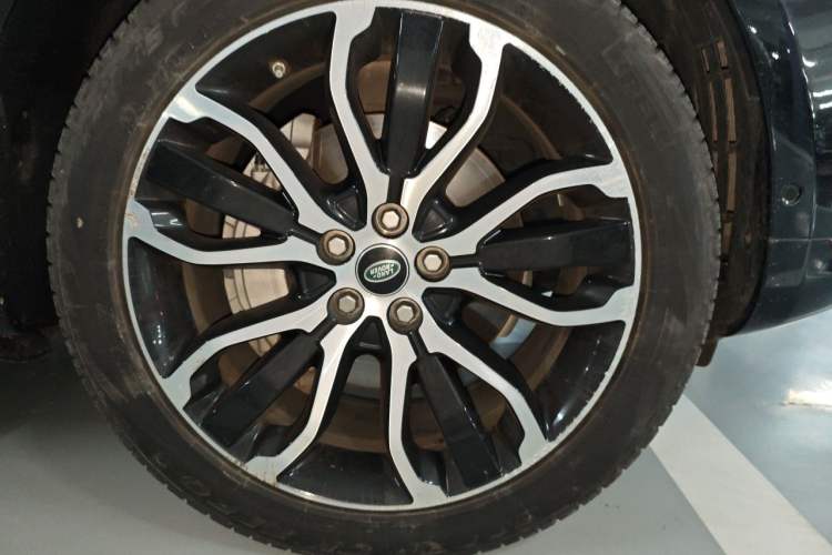 Used Land Rover Range Sport 2021 3.0 L6 YAO Black Edition Right Front Wheel Hub
