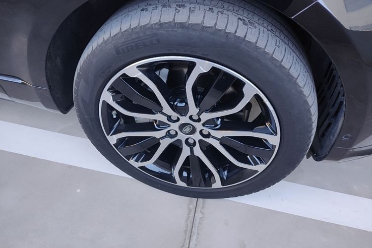 Used Land Rover Range Sport 2021 3.0 L6 YAO Black Edition Right Front Wheel Hub