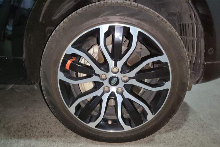 Used Land Rover Range Sport 2021 3.0 L6 YAO Black Edition Right Front Wheel Hub