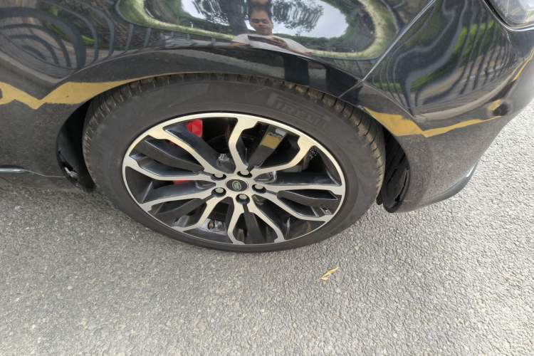 Used Land Rover Range Sport 2021 3.0 L6 YAO Black Edition Right Front Wheel Hub