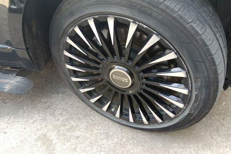 Used Land Rover Range Sport 2021 3.0 L6 YAO Black Edition Right Front Wheel Hub