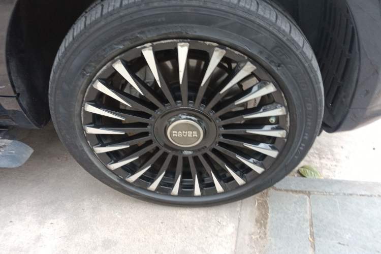Used Land Rover Range Sport 2021 3.0 L6 YAO Black Edition Right Front Wheel Hub