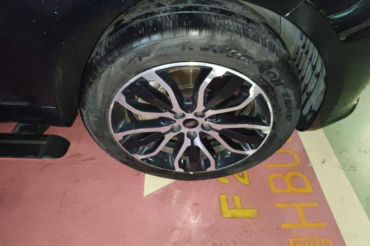 Used Land Rover Range Sport 2021 3.0 L6 YAO Black Edition Right Front Wheel Hub