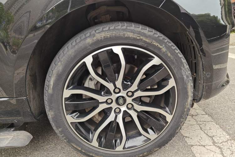 Used Land Rover Range Sport 2021 3.0 L6 YAO Black Edition Right Front Wheel Hub