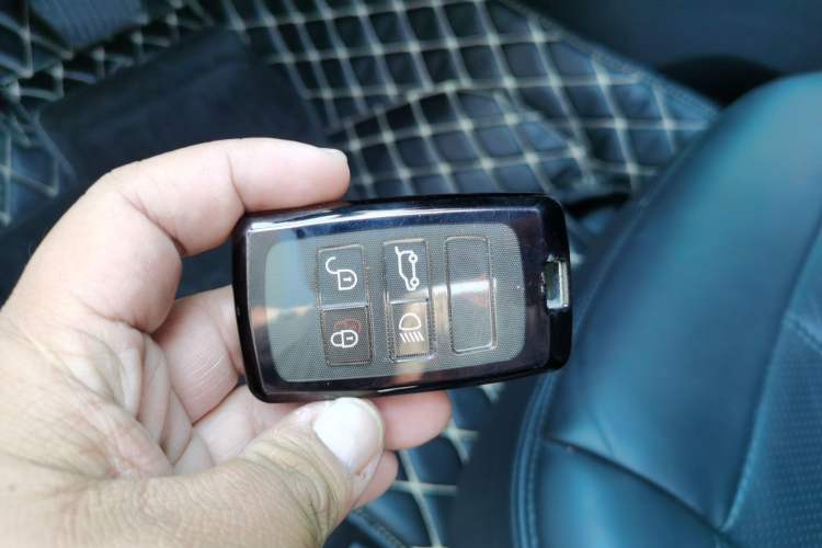 Used Land Rover Range Sport 2021 3.0 L6 SE Vehicle Key