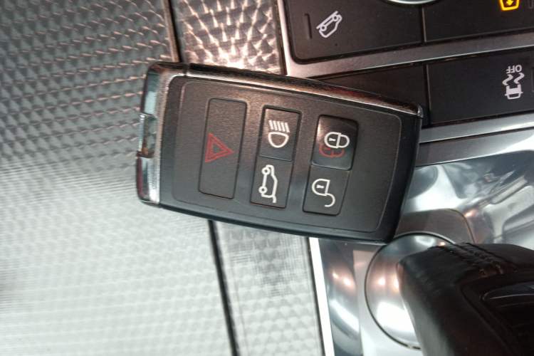 Used Land Rover Range Sport 2021 3.0 L6 YAO Black Edition Vehicle Key