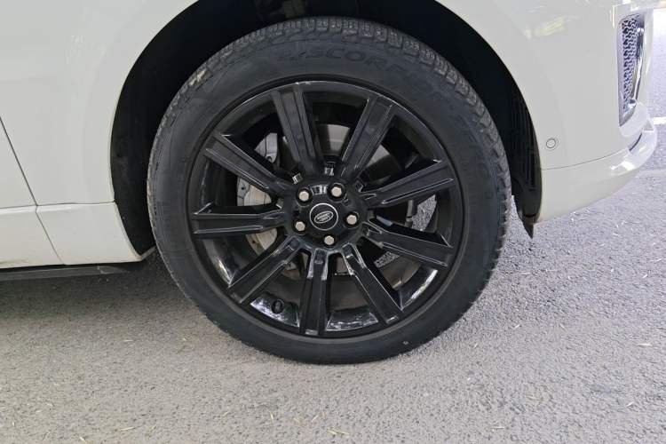 Used Land Rover Range Sport 2021 3.0 L6 YAO Black Edition Right Front Wheel Hub