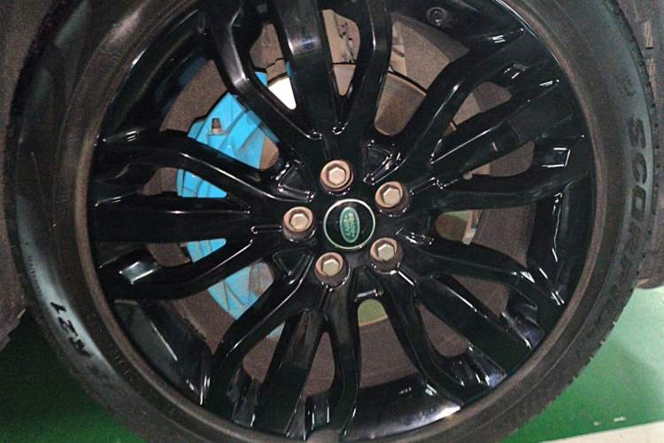 Used Land Rover Range Sport 2021 3.0 L6 YAO Black Edition Right Front Wheel Hub