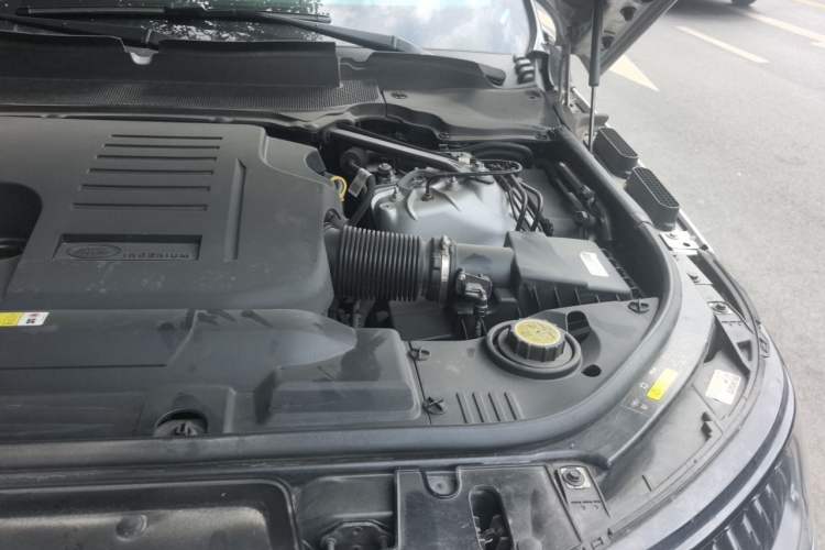Used Land Rover Range Sport 2021 3.0 L6 YAO Black Edition Engine Bay Left