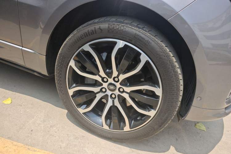 Used Land Rover Range Sport 2021 3.0 L6 YAO Black Edition Right Front Wheel Hub
