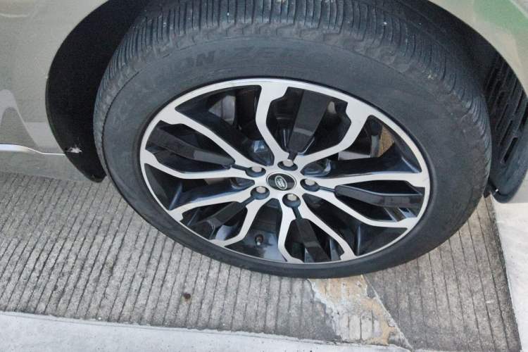Used Land Rover Range Sport 2021 3.0 L6 YAO Black Edition Right Front Wheel Hub