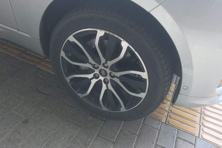 Used Land Rover Range Sport 2021 3.0 L6 YAO Black Edition Right Front Wheel Hub