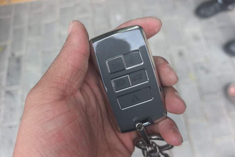 Used Land Rover Range Sport 2021 3.0 L6 YAO Black Edition Vehicle Key