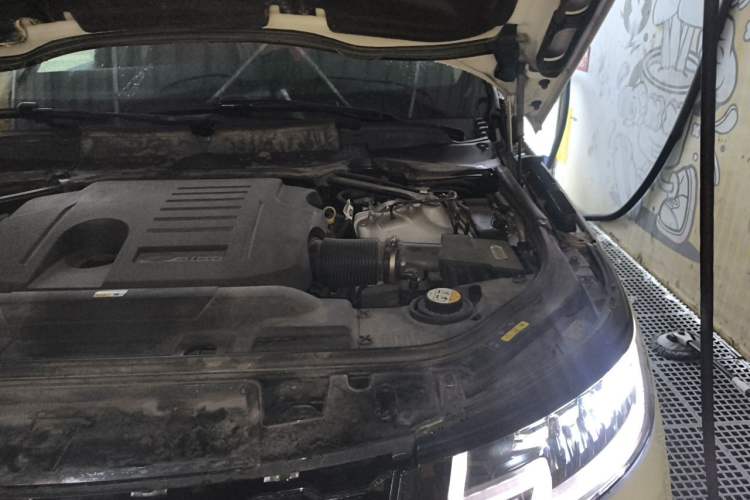 Used Land Rover Range Sport 2021 3.0 L6 YAO Black Edition Engine Bay Left