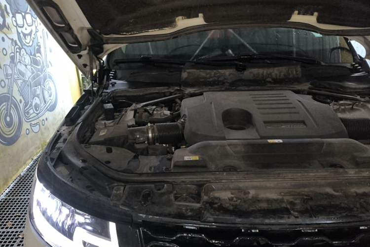 Used Land Rover Range Sport 2021 3.0 L6 YAO Black Edition Engine Bay Right