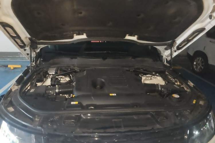 Used Land Rover Range Sport 2021 3.0 L6 YAO Black Edition Engine Bay