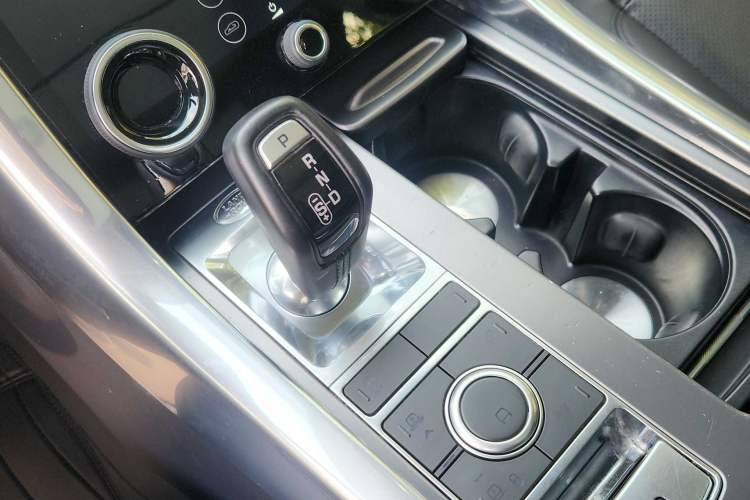 Used Land Rover Range Sport 2021 3.0 L6 SE Interior 3