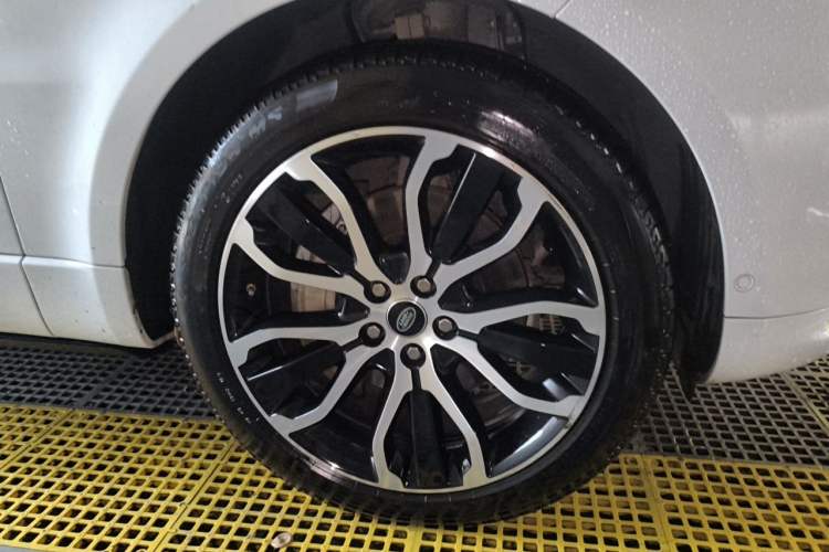 Used Land Rover Range Sport 2021 3.0 L6 YAO Black Edition Right Front Wheel Hub