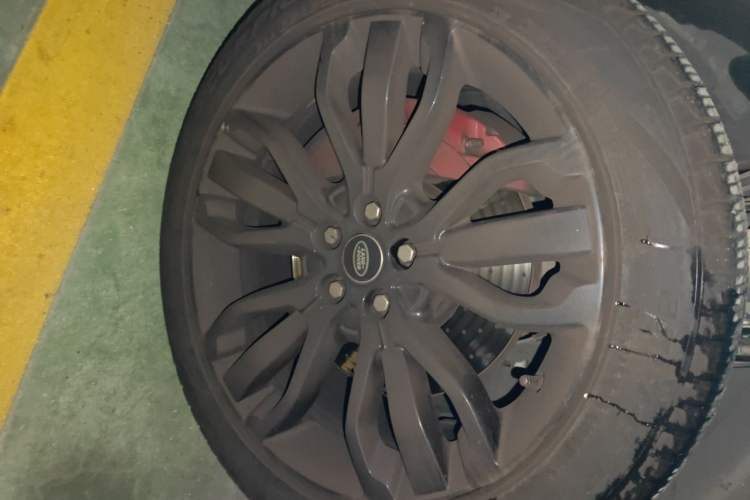Used Land Rover Range Sport 2021 3.0 L6 YAO Black Edition Right Front Wheel Hub