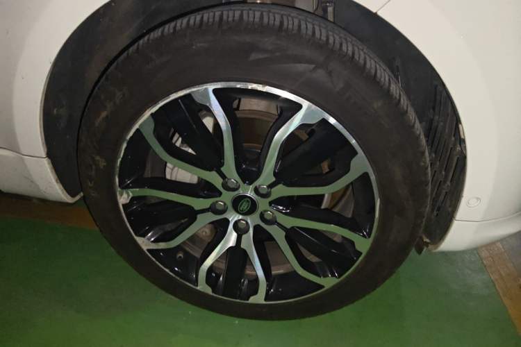 Used Land Rover Range Sport 2021 3.0 L6 YAO Black Edition Right Front Wheel Hub