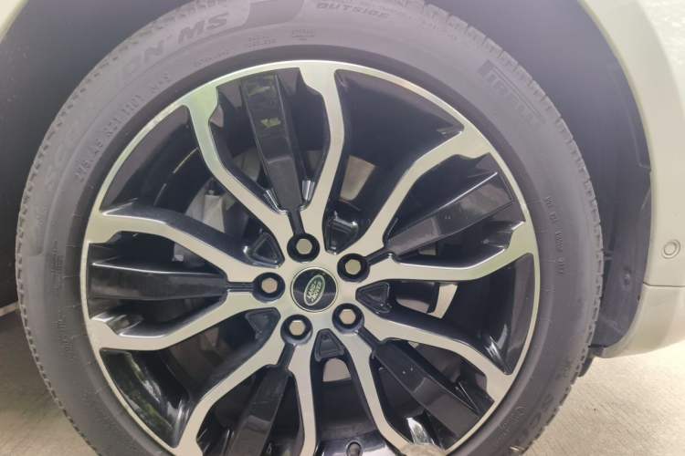 Used Land Rover Range Sport 2021 3.0 L6 YAO Black Edition Right Front Wheel Hub